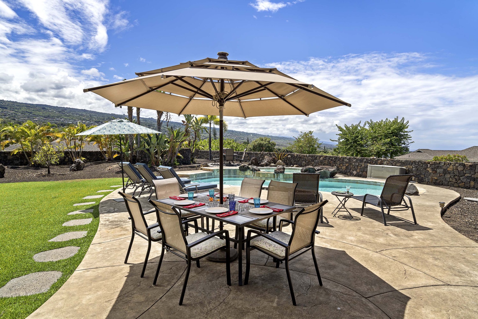 Kailua Kona Vacation Rentals, Kahakai Estates Hale - Relish the outdoors with delightful al fresco dining moments.