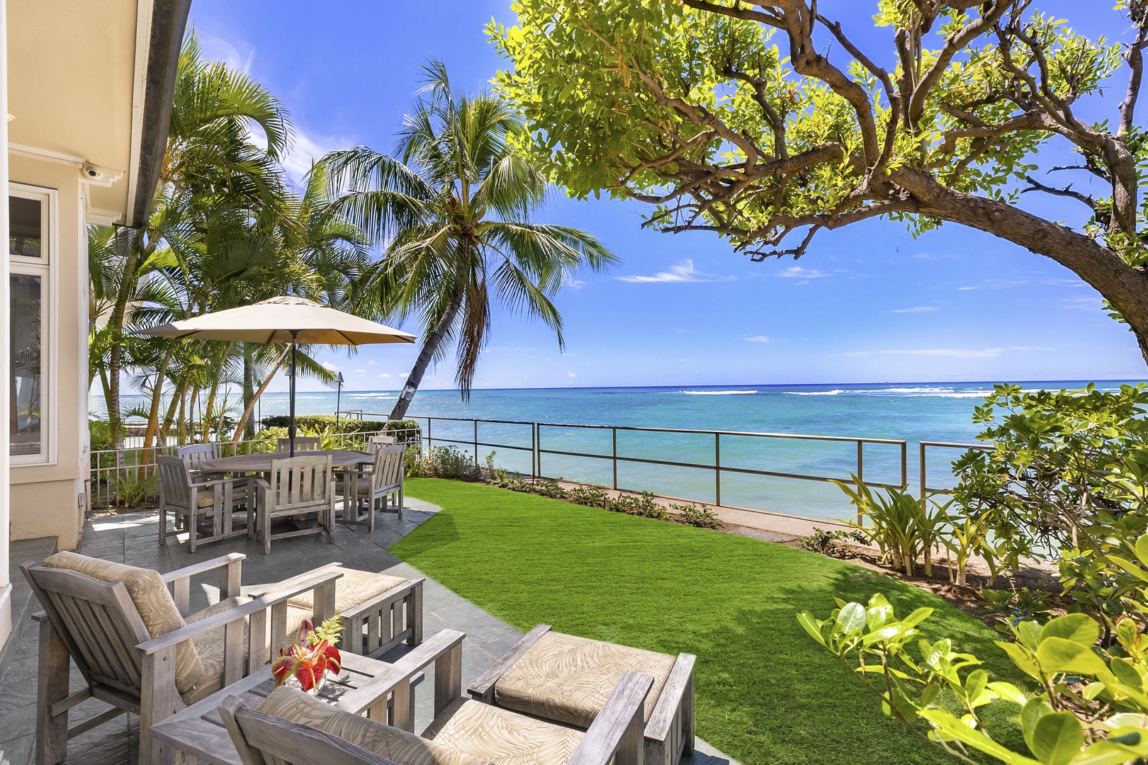 Honolulu Vacation Rentals, Diamond Head Surf House - Oceanside lanai offers both lounge and table seating options.