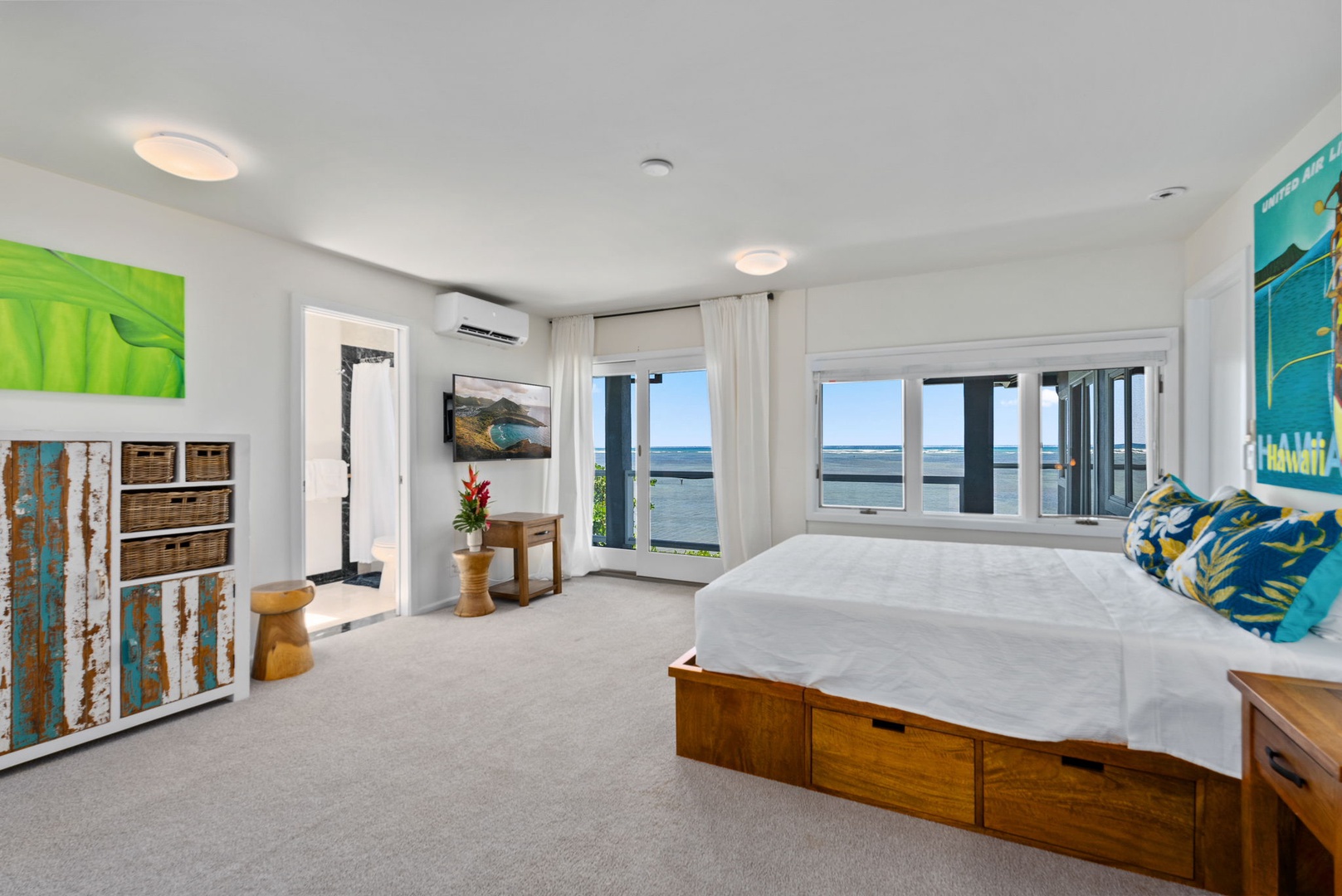 Honolulu Vacation Rentals, Wailupe Beachfront Getaway - The modern suite has TV and split AC for a relaxing retareat.