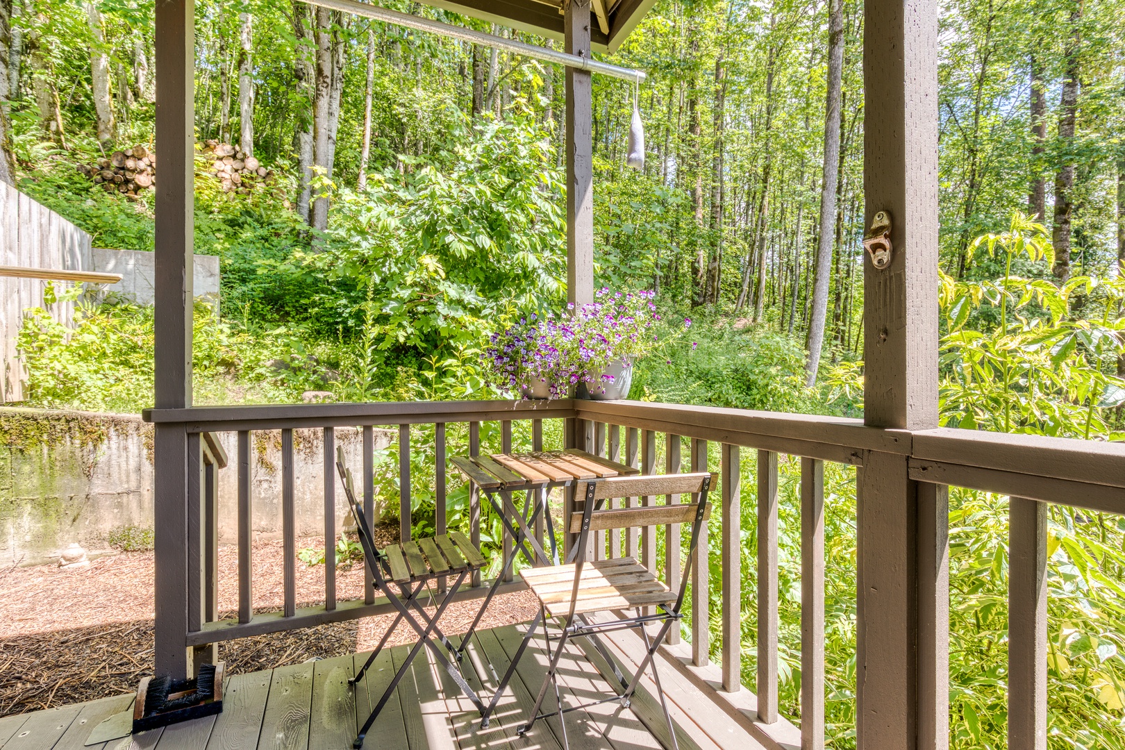 Clackamas Vacation Rentals, Duck Crossing - Cute seating area on the front porch