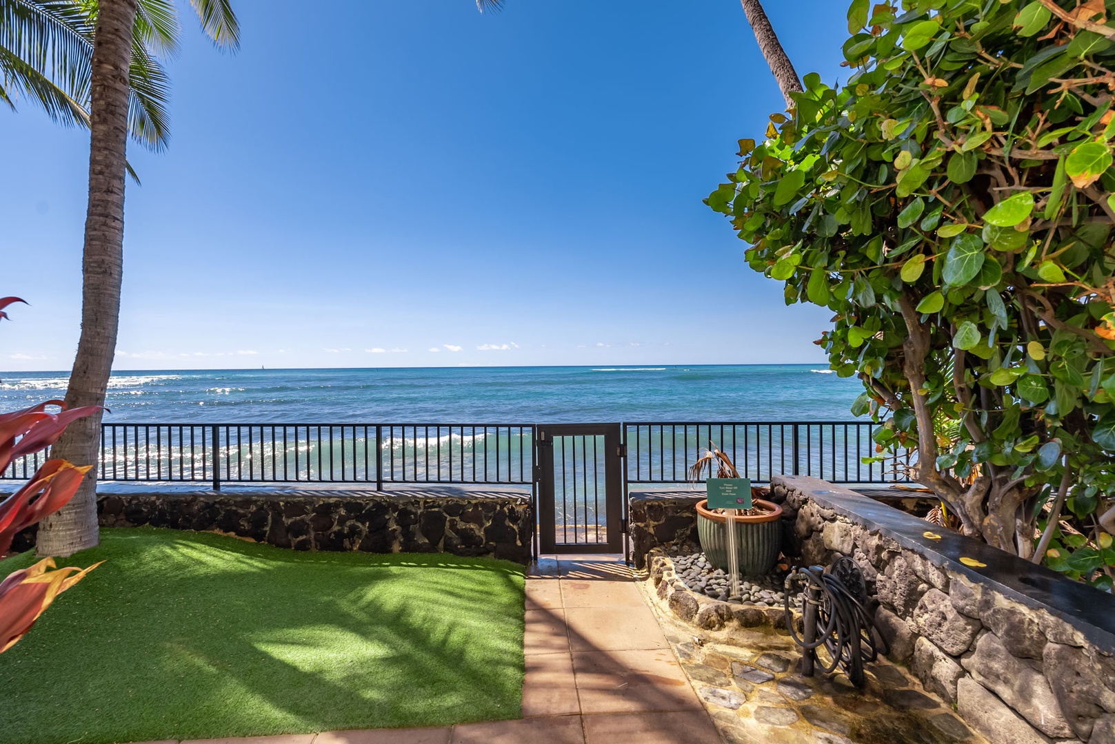 Honolulu Vacation Rentals, Kaimana Views - Private oceanfront access with gated entry and sweeping views, offering a secluded retreat by the sea.