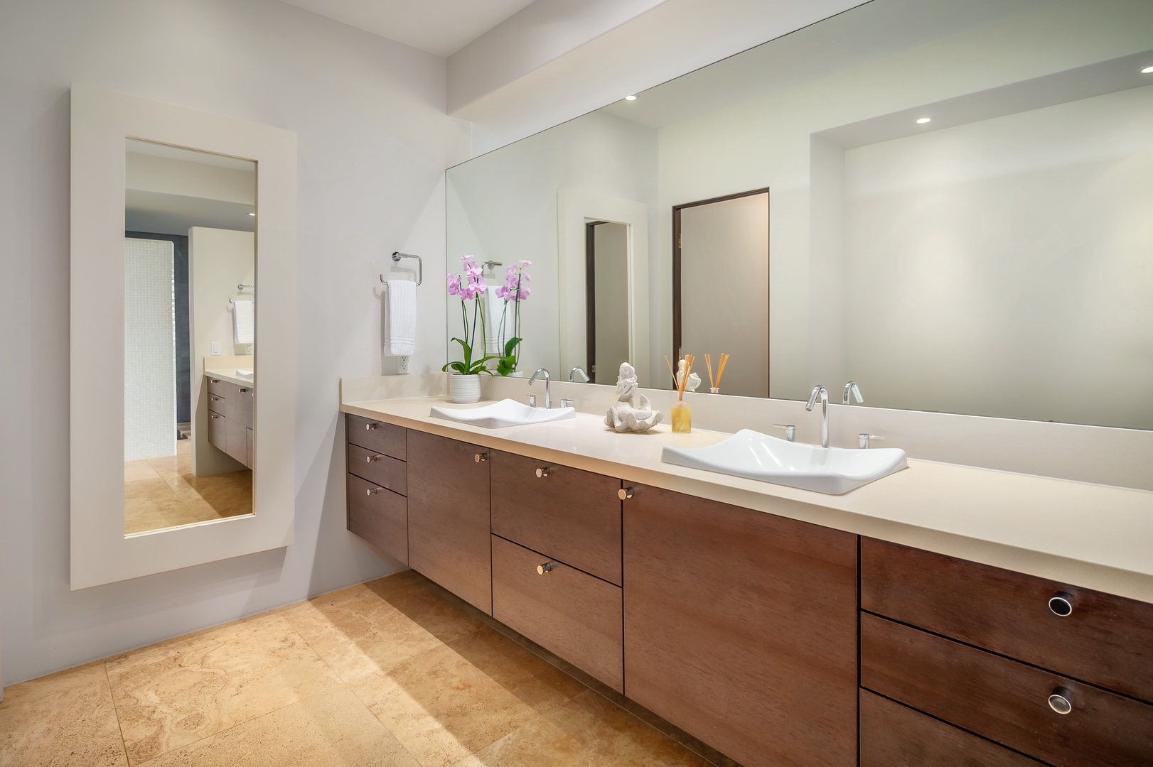 Princeville Vacation Rentals, Hanalei Plantation Villa - Elegant bathroom with double vanity sinks, offering ample space and convenience.