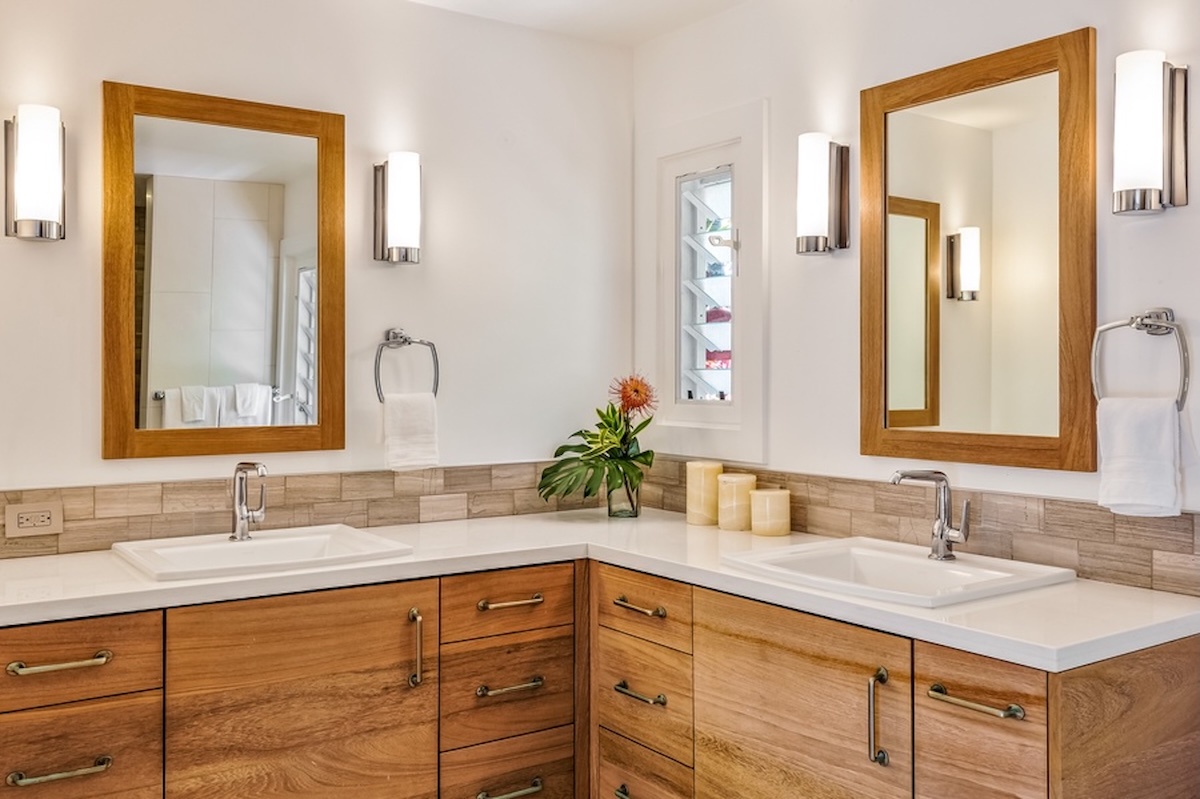 Kailua Vacation Rentals, Hale Ohana - Easily get ready for a night on the town here.