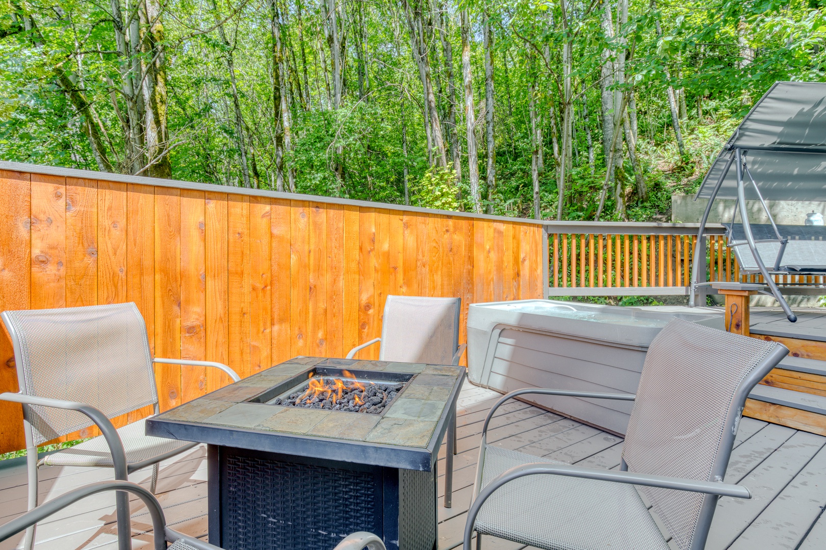 Clackamas Vacation Rentals, Duck Crossing - There's a tall fence around the patio for privacy