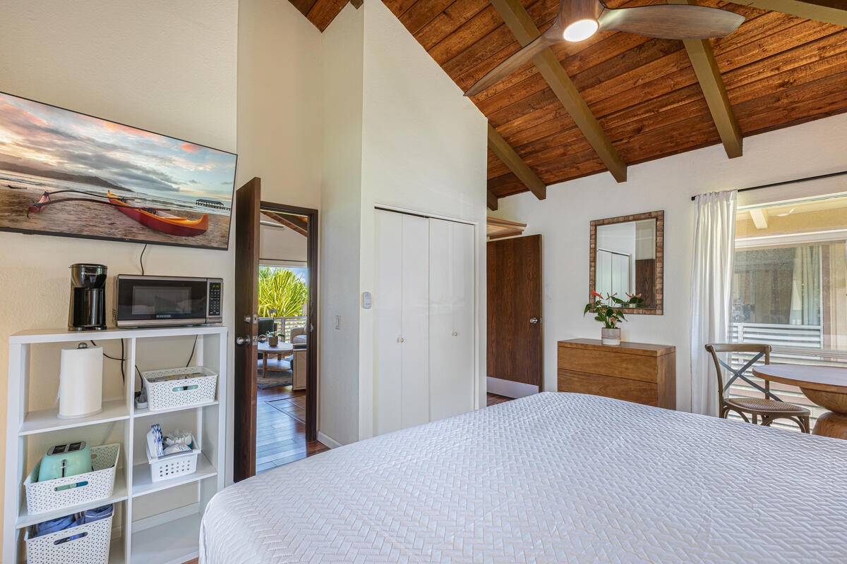 Princeville Vacation Rentals, Hale Ohana Ho'omaka - King bedroom with vaulted ceilings and plenty of natural light. Ideal for peaceful rest after a day in the sun.
