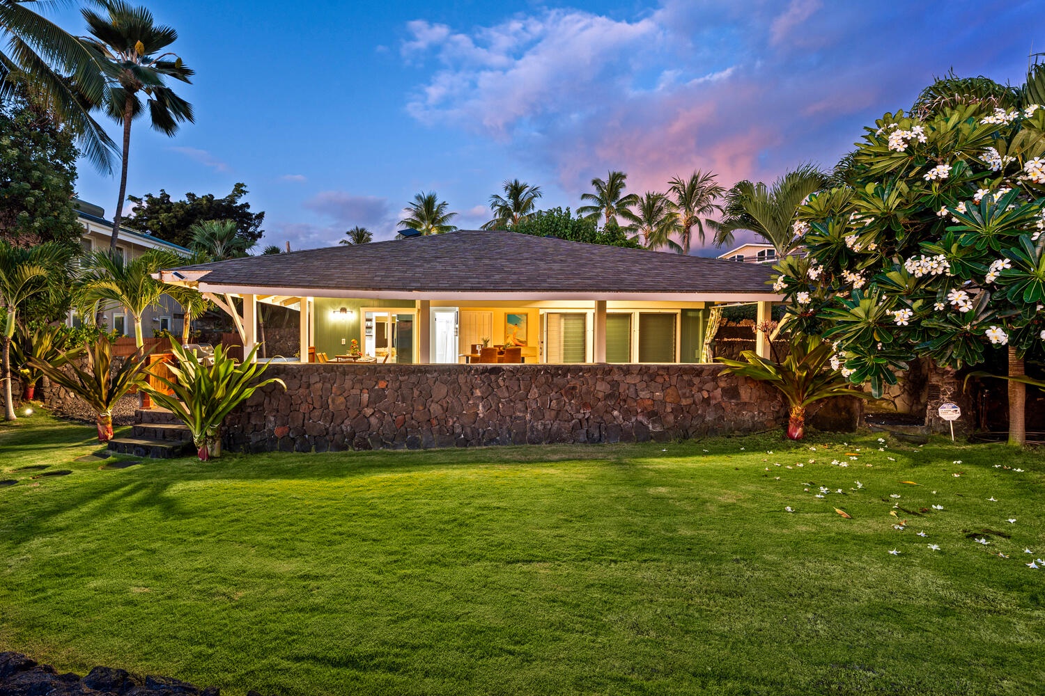Kailua Kona Vacation Rentals, Honl's Beach Hale (Big Island) - Expansive grassy lawn leading to the lanai and ocean beyond.
