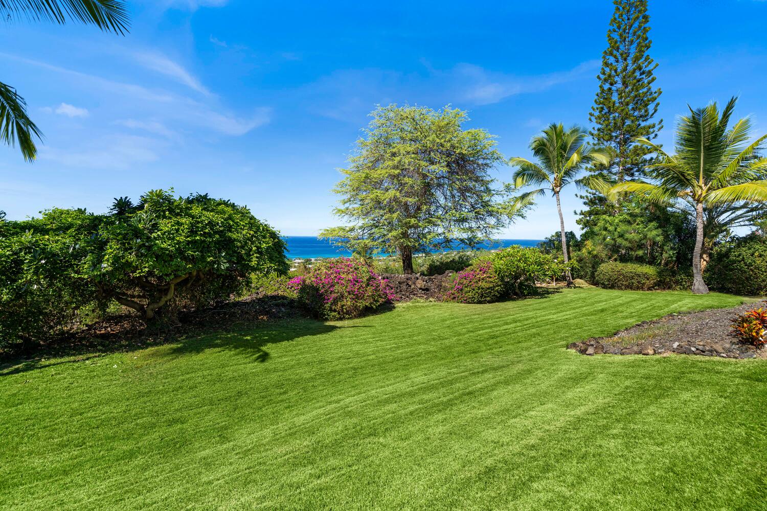 Kailua Kona Vacation Rentals, Ho'okipa Hale - Lush greenery in the backyard.