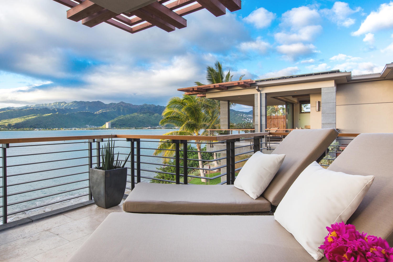 Honolulu Vacation Rentals, Ocean House 4 Bedroom - Second primary bedroom lanai