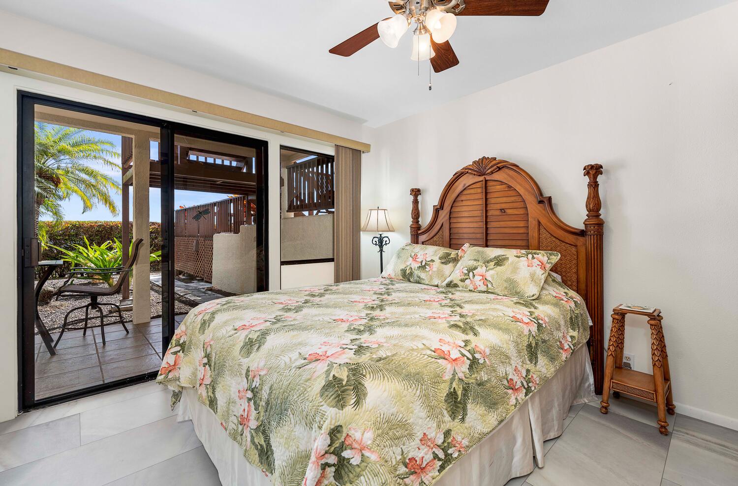 Kailua Kona Vacation Rentals, Kona Dreams - The guest bedroom has a queen-sized bed and private lanai.