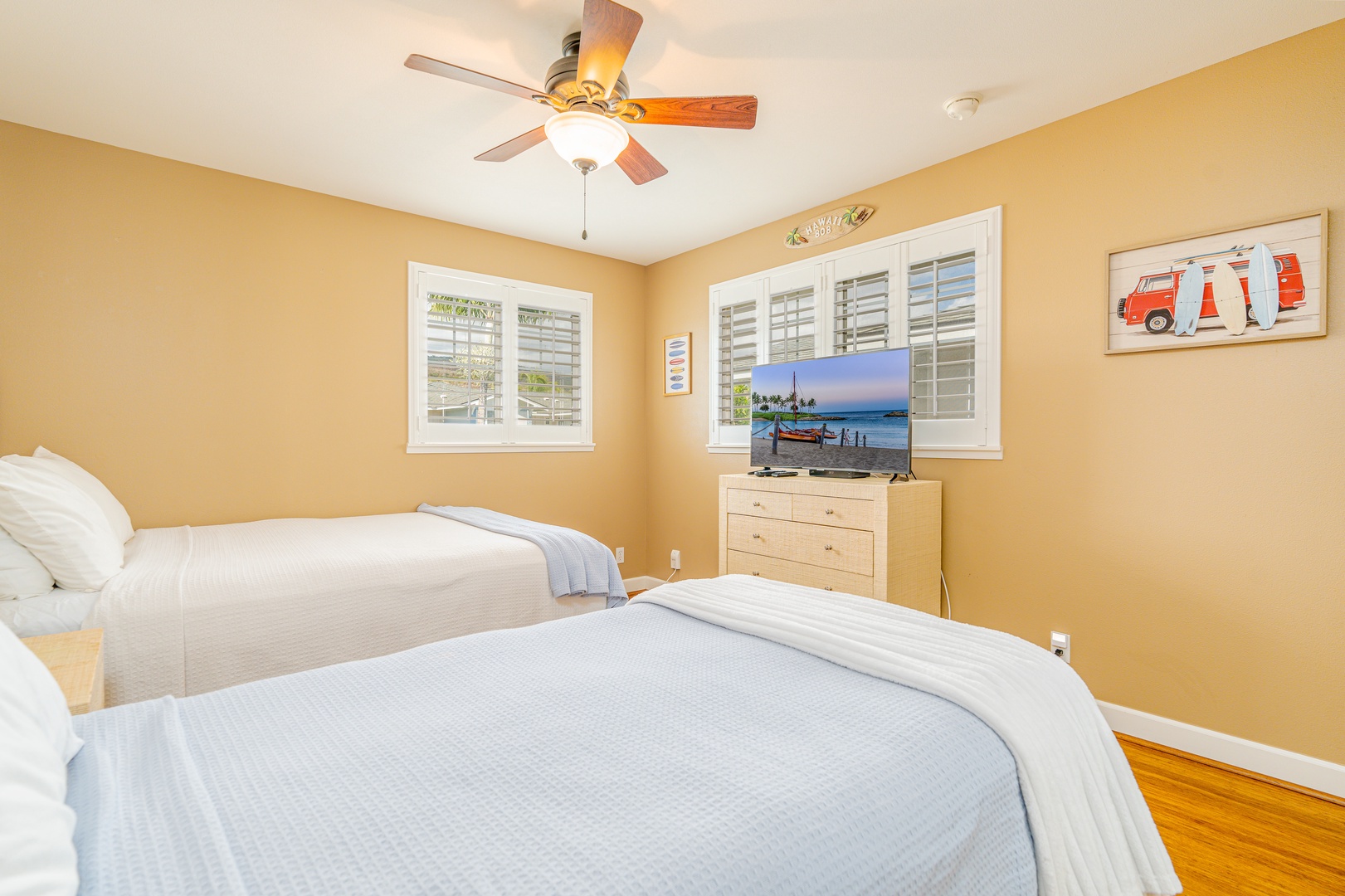 Kapolei Vacation Rentals, Ko Olina Kai 1081C - The upstairs guest bedroom with a TV and dresser.