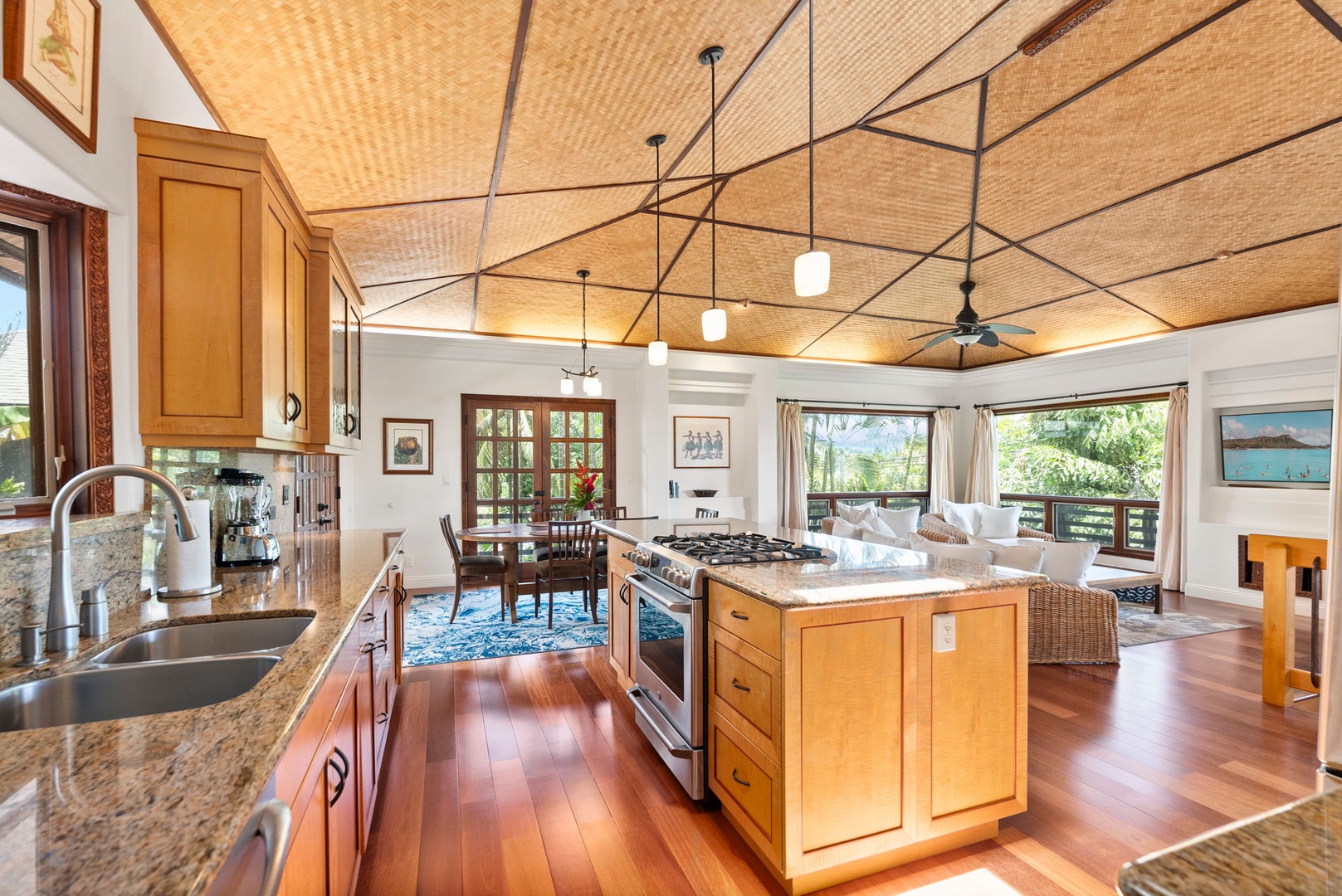 Haleiwa Vacation Rentals, Kealoha Tropical Beach Villa - Seamless flow from the kitchen to the living area.