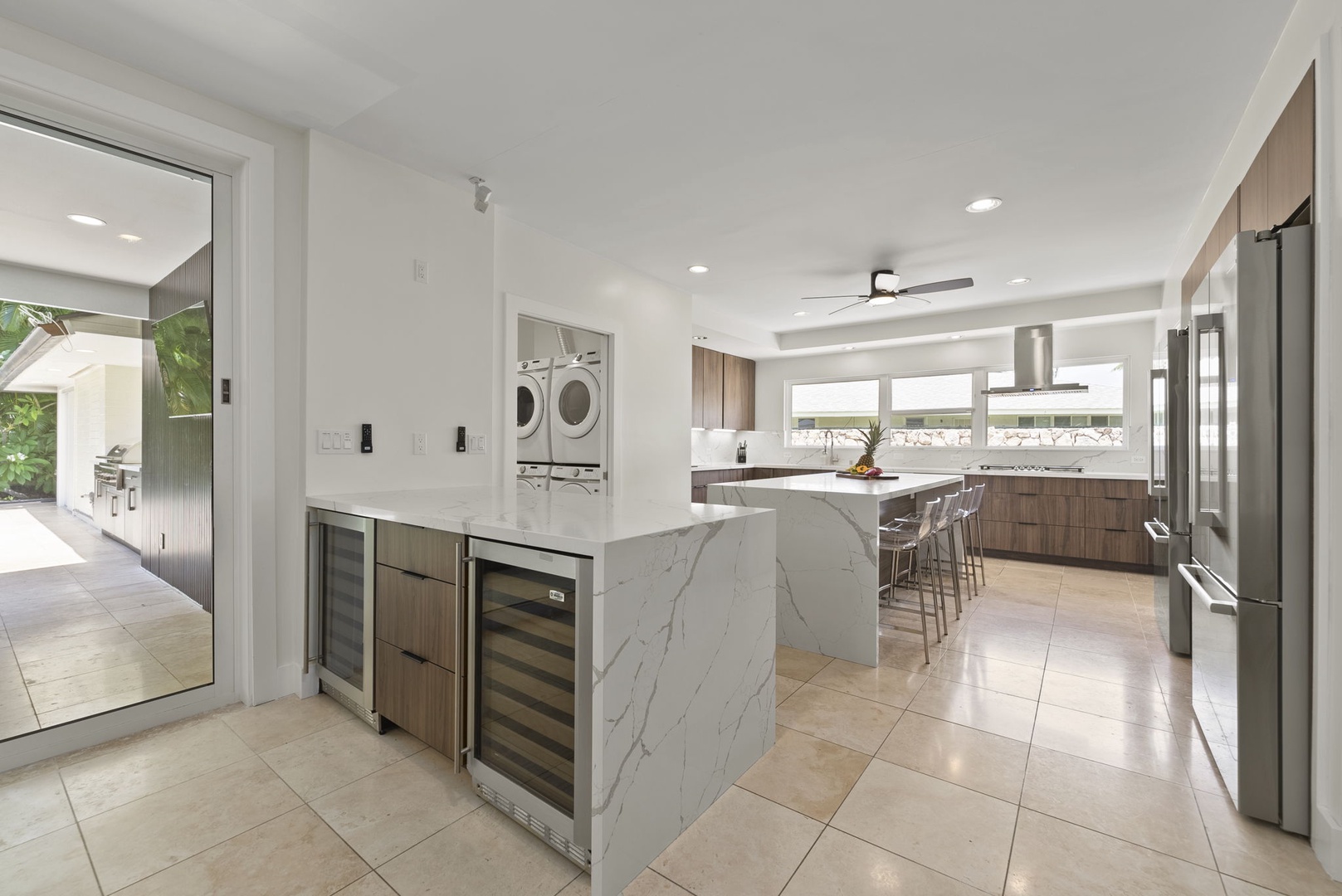 Honolulu Vacation Rentals, Kahala Lani - Convenient butler’s area with wine fridge and extra prep space.