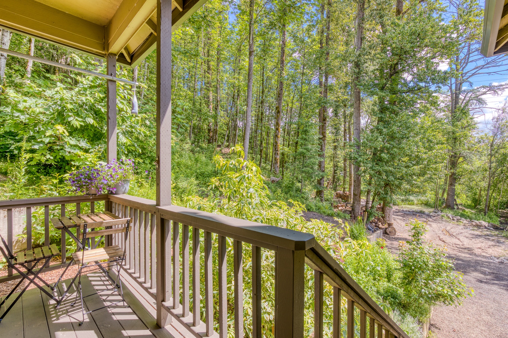 Clackamas Vacation Rentals, Duck Crossing - This space overlooks the driveway