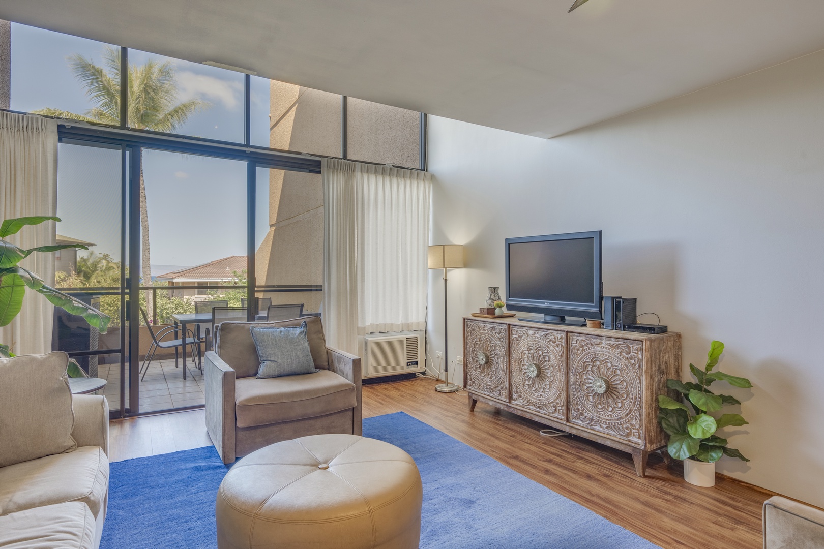 Lahaina Vacation Rentals, Kahana Villas E408 - Relax with a good book or watch your favorite show in the living area.