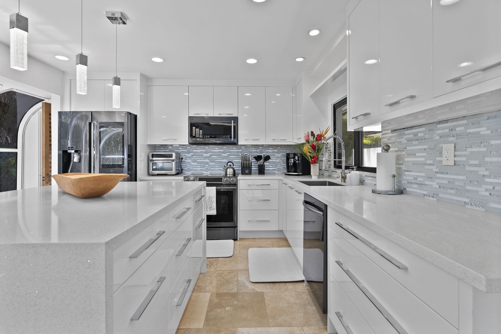 Honolulu Vacation Rentals, The Lagoon House 3BR - Bright finishes and premium appliances offer everyday ease.