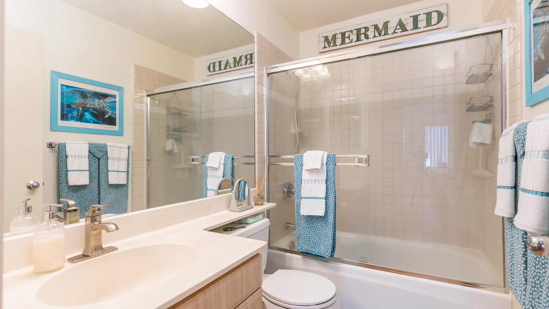 Kapolei Vacation Rentals, Fairways at Ko Olina 4A - The second guest bathroom has a shower and tub combo.