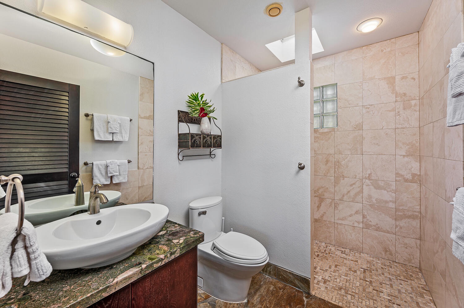 Honolulu Vacation Rentals, Nani Wai - Lanai/Pool bathroom