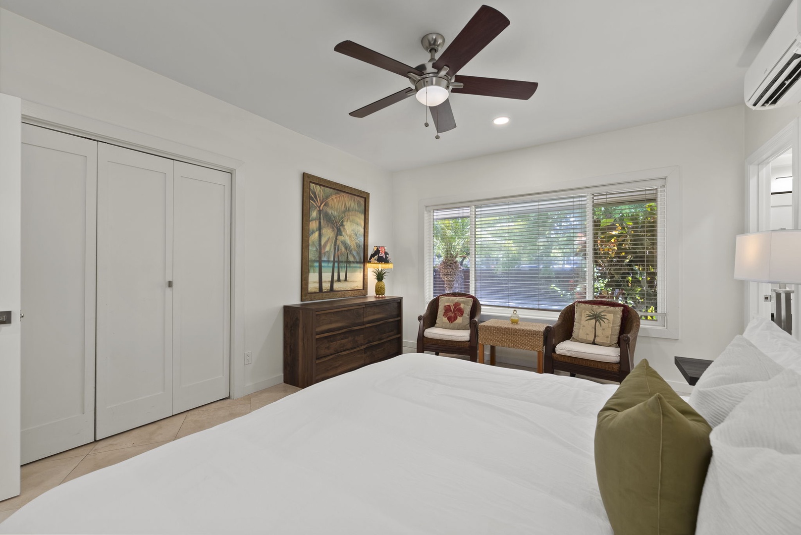 Honolulu Vacation Rentals, Kahala Lani - Guest bedroom with twin beds and ceiling fan—perfect for kids or friends sharing.