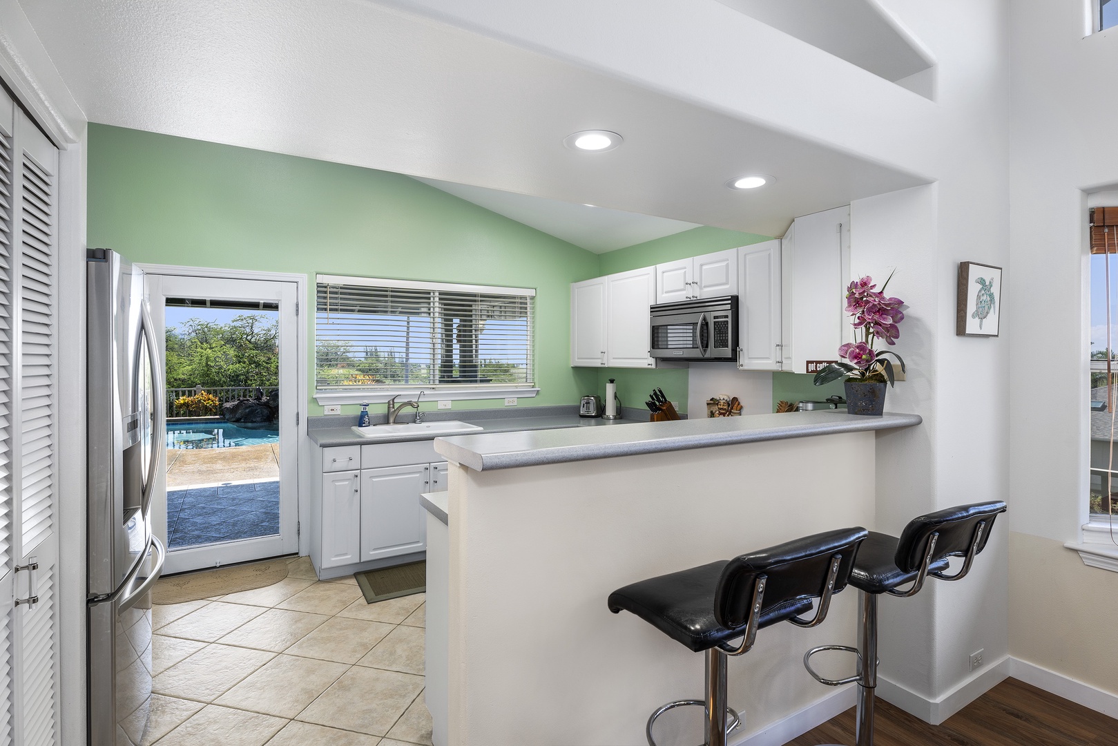 Kailua Kona Vacation Rentals, Malulani Retreat - Open kitchen with ample space for the chef and company