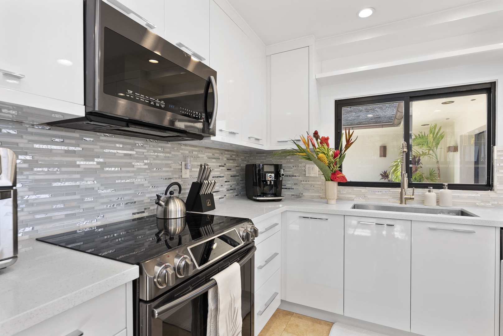 Honolulu Vacation Rentals, The Lagoon House 3BR - Functionality and design collide in the kitchen, perfect for a quick bite or an upscale dining experience.