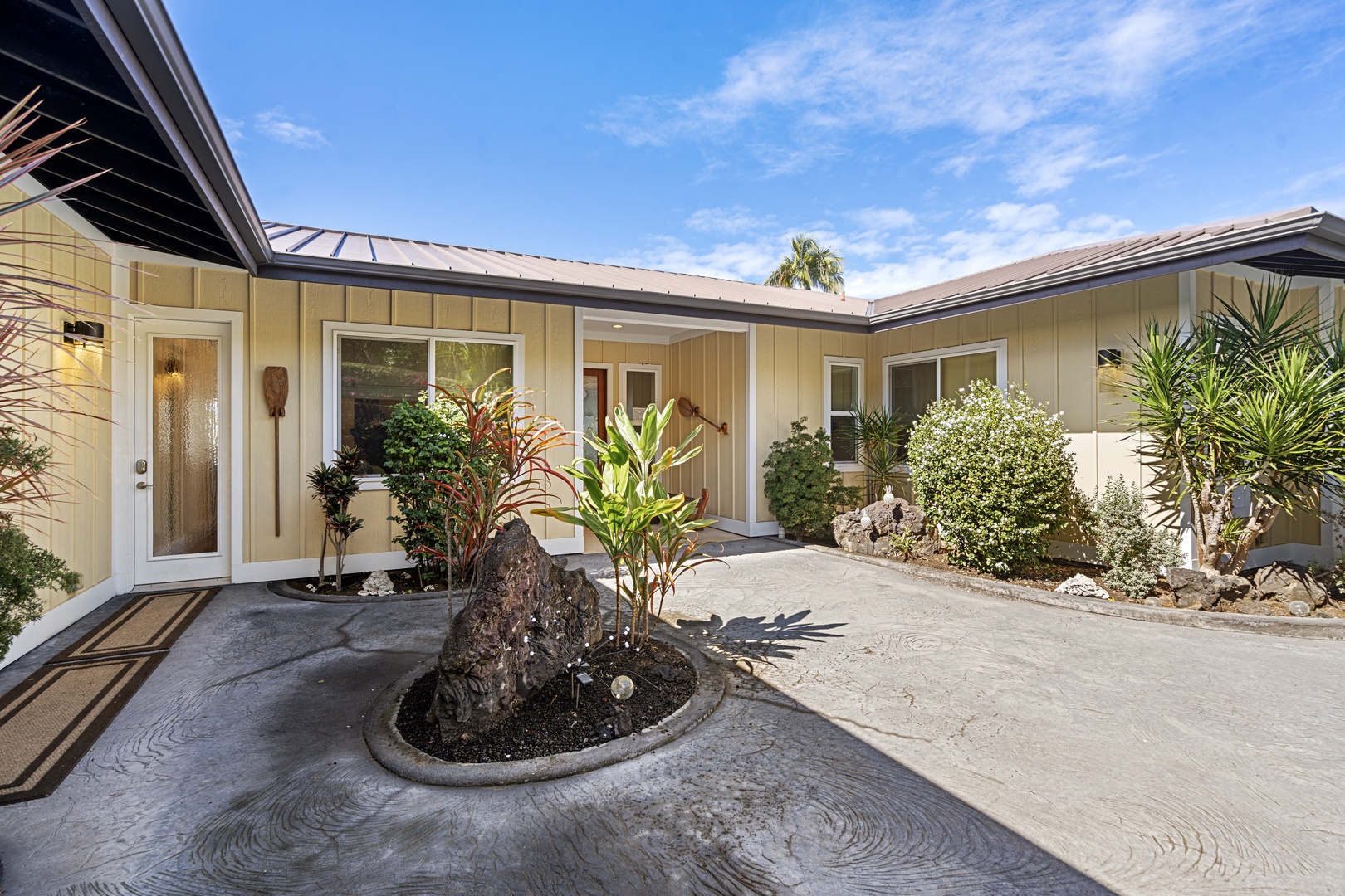 Kailua Kona Vacation Rentals, Ohana le'ale'a - Your tropical oasis awaits with a peaceful courtyard entrance.