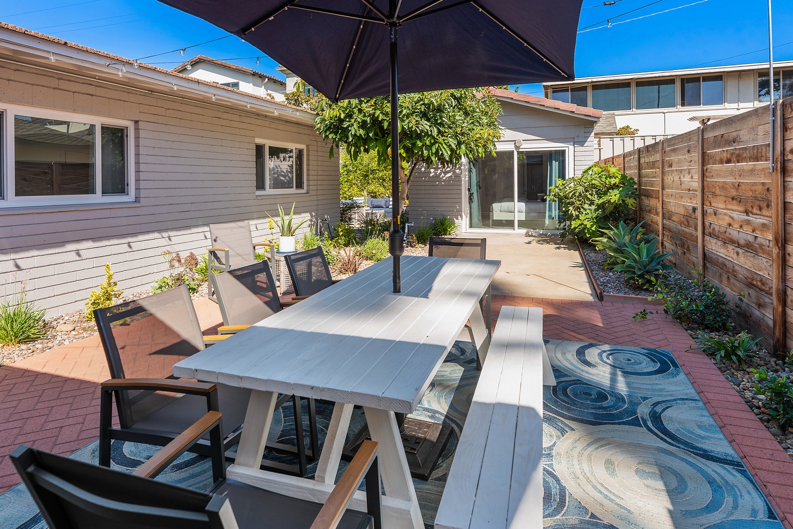 La Jolla Vacation Rentals, Hemingway's Beach House - Beautiful outdoor space with dining table