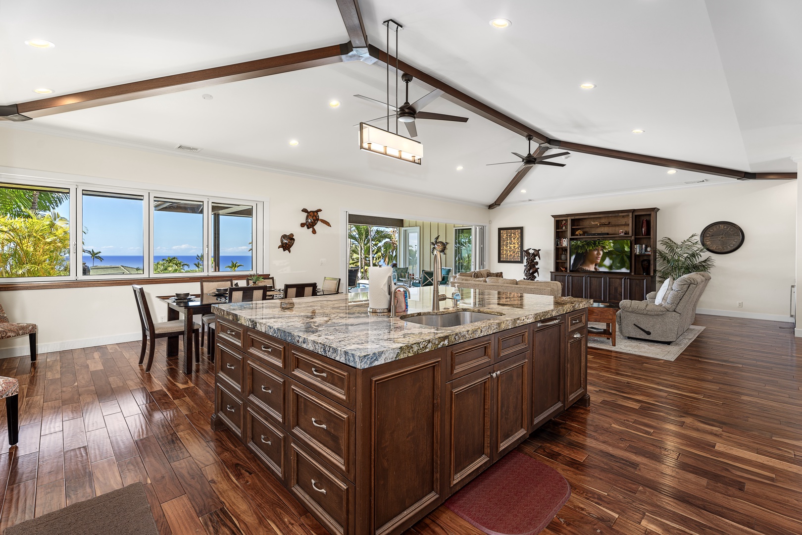 Kailua Kona Vacation Rentals, Ohana le'ale'a - Enjoy a seamless open floor plan with a spacious kitchen and ocean-view dining.