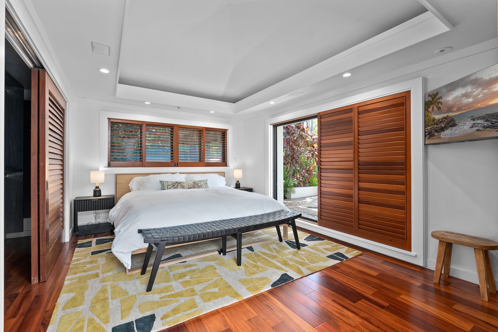 Honolulu Vacation Rentals, Honolulu Lagoonfront Villa - One of the detached king suites with tropical wood tones and direct courtyard access—ideal for restful nights.