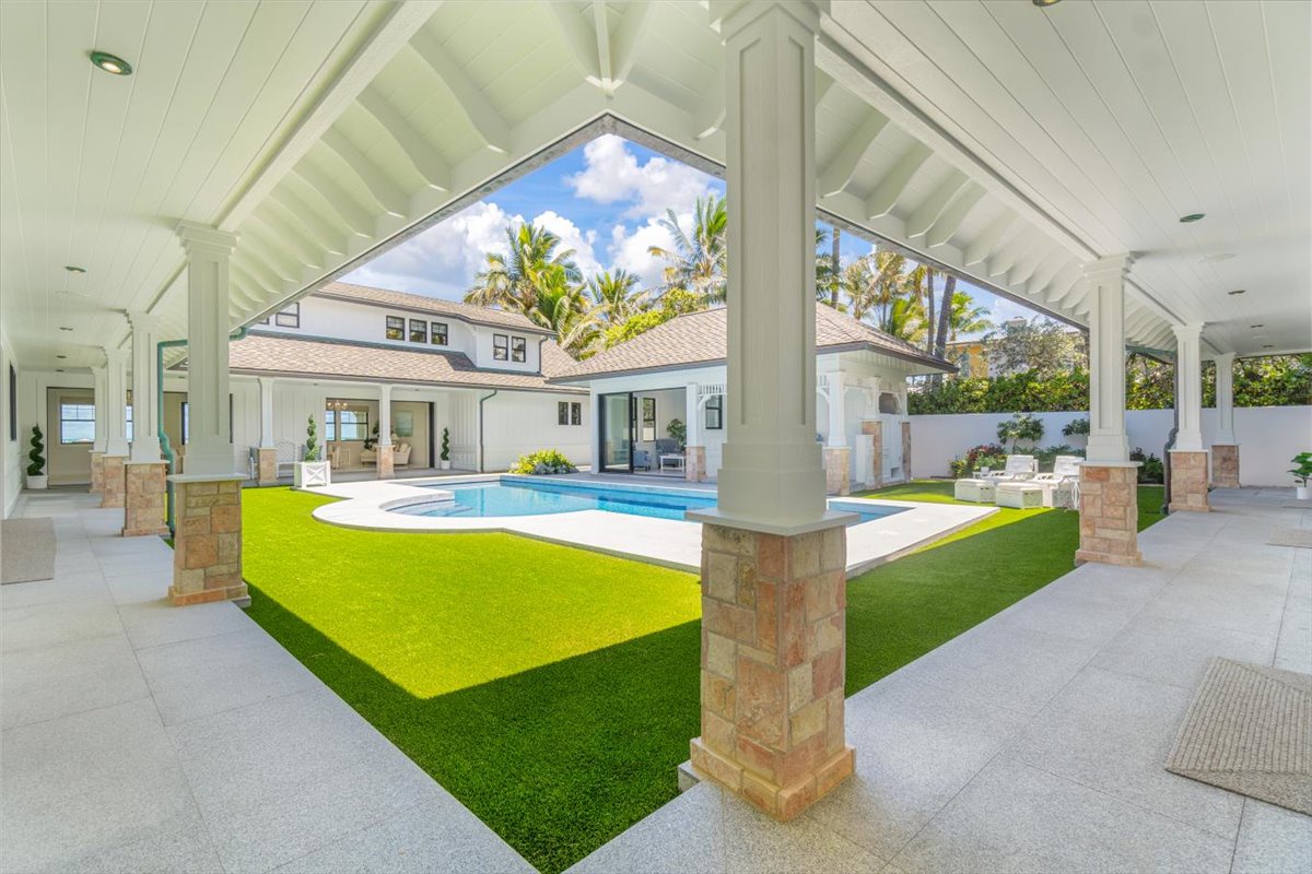 Kailua Vacation Rentals, Kailua Beachfront Estate - Covered lanai with expansive vaulted ceilings overlooking the central courtyard.