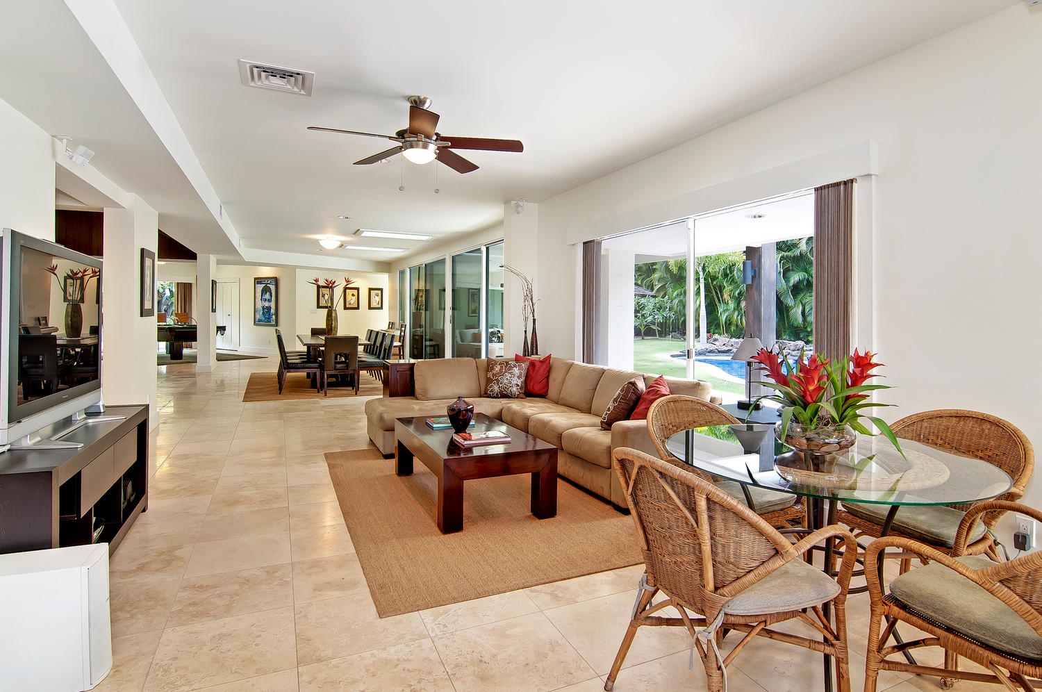 Honolulu Vacation Rentals, Kahala Lani - Living Room