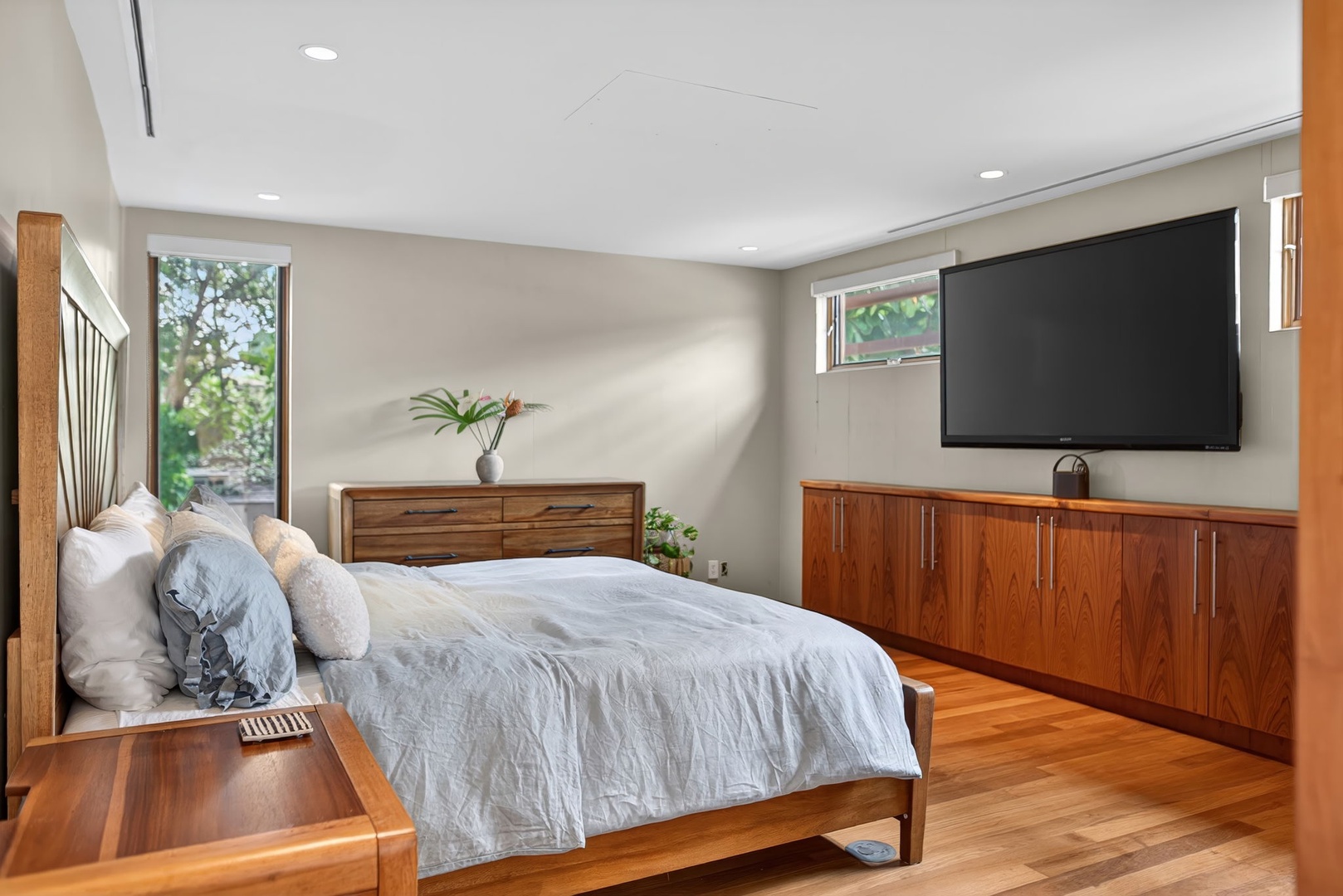 Haleiwa Vacation Rentals, HaleGator - Relax in this comfortable guest suite featuring warm wood furnishings, natural light, and a peaceful retreat atmosphere.