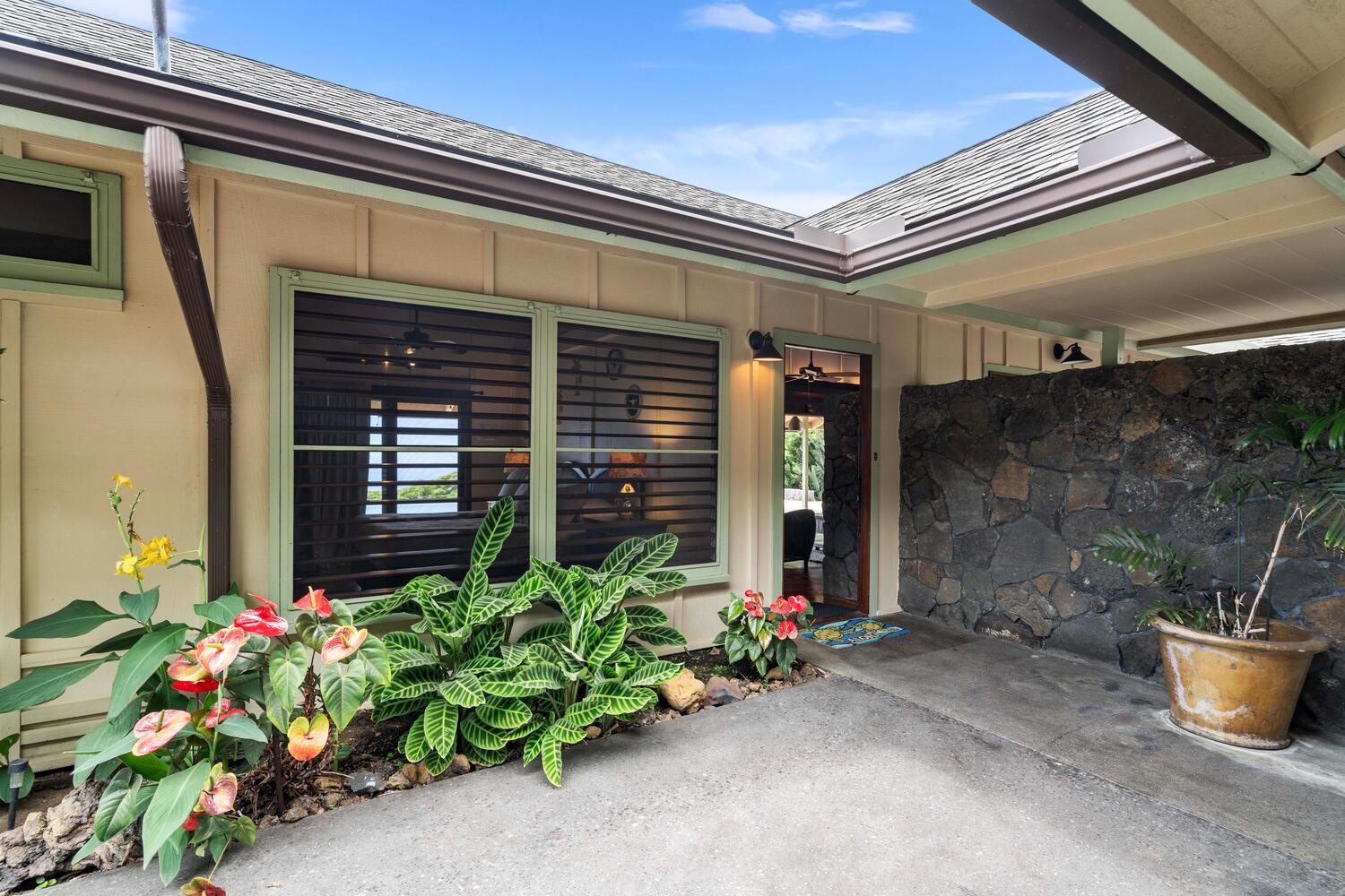 Kailua-Kona Vacation Rentals, Hale Joli - The entrance to this charming home.