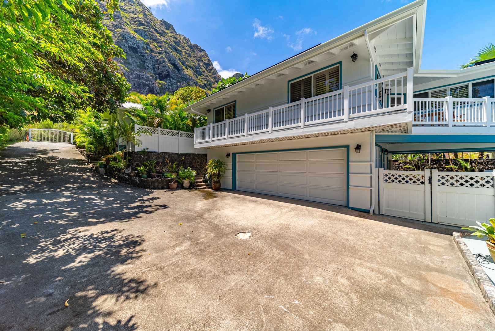 Waimanalo Vacation Rentals, Mana Kai at Waimanalo - Lower driveway parking for 2 vehicles max, upper driveway parking is also available. (No garage access)