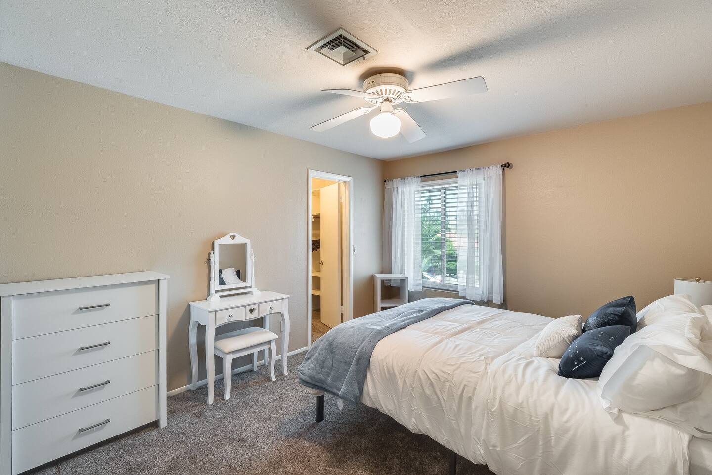 Glendale Vacation Rentals, Cahill Casa - Queen bed in second bedroom as well