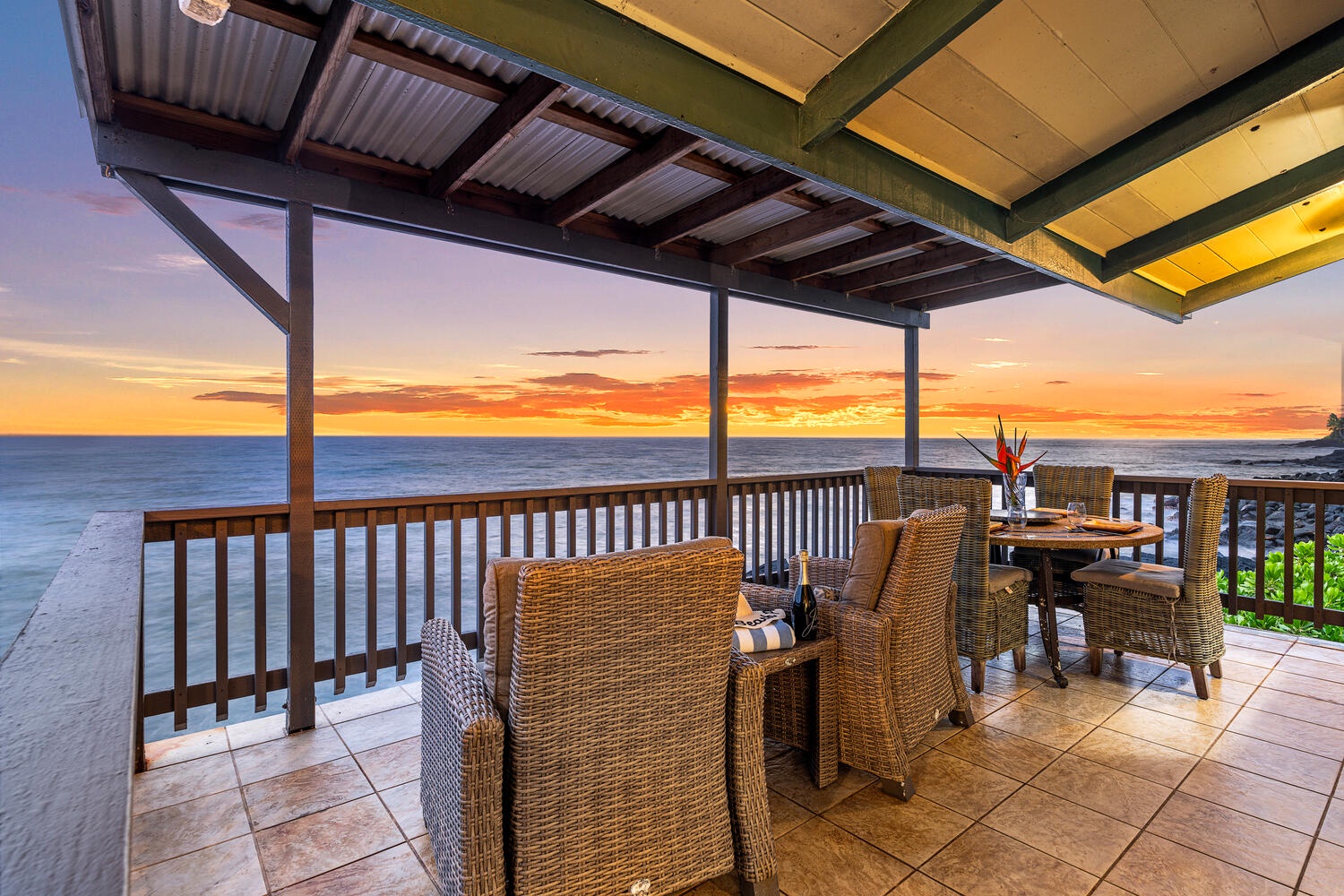 Kailua Kona Vacation Rentals, The Cottage - Dine al fresco with the vibrant hues of sunset as your backdrop.