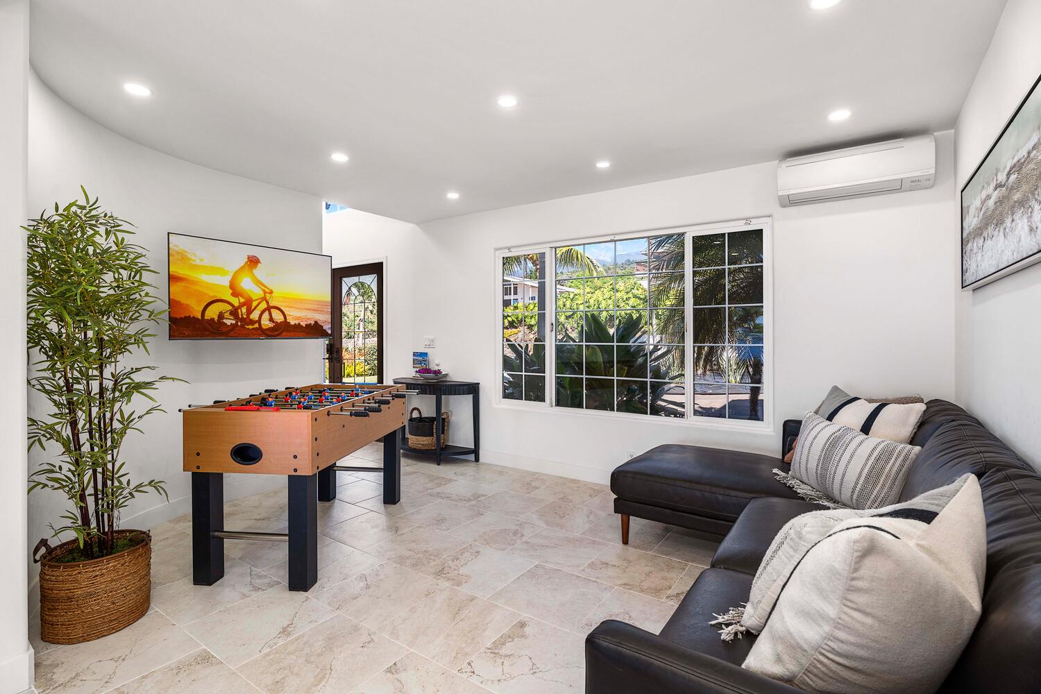 Kailua Kona Vacation Rentals, Ho'okipa Hale - Unwind and compete: the family den offers both binging and billiards for all-day fun.