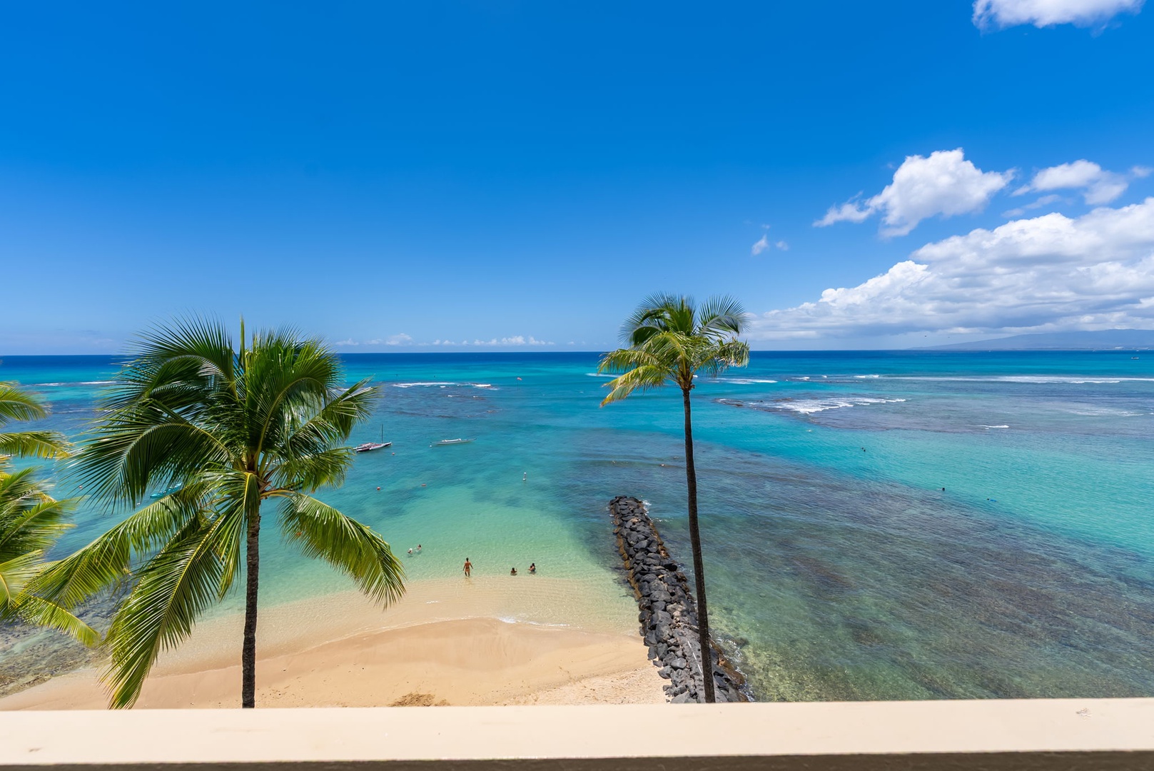 Honolulu Vacation Rentals, Colony Surf Luxe - Soak up beach views and gentle tides from the lanai—guests love the calm surf and soft sand just below.