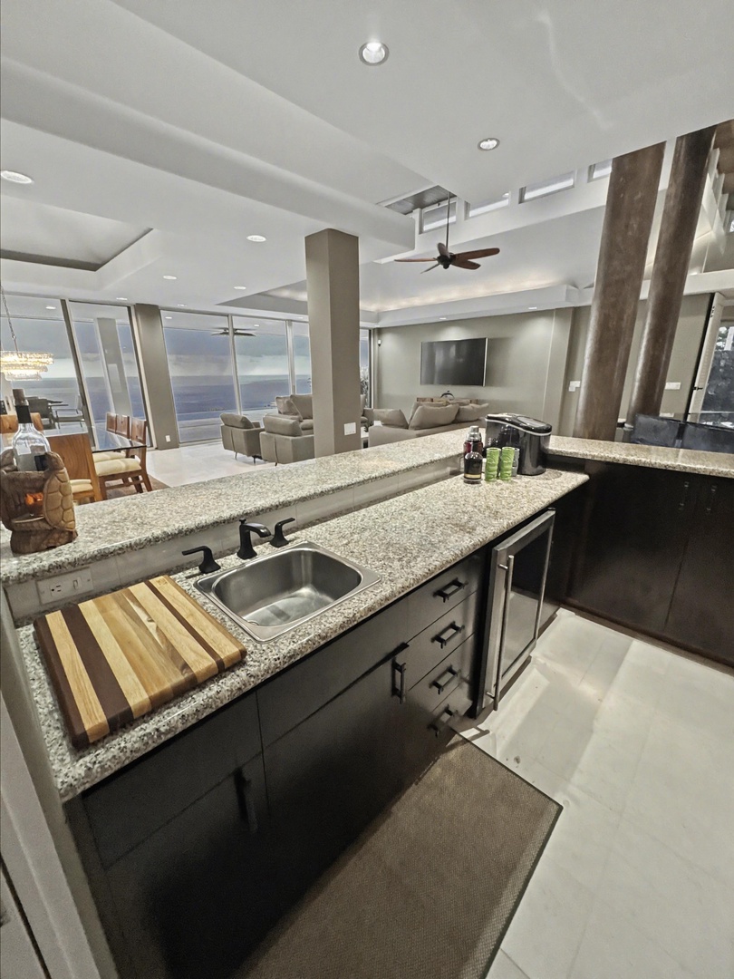 Kailua Kona Vacation Rentals, Hale Nai'a - Prepare drinks in this entertainment bar perfectly positioned for captivating views