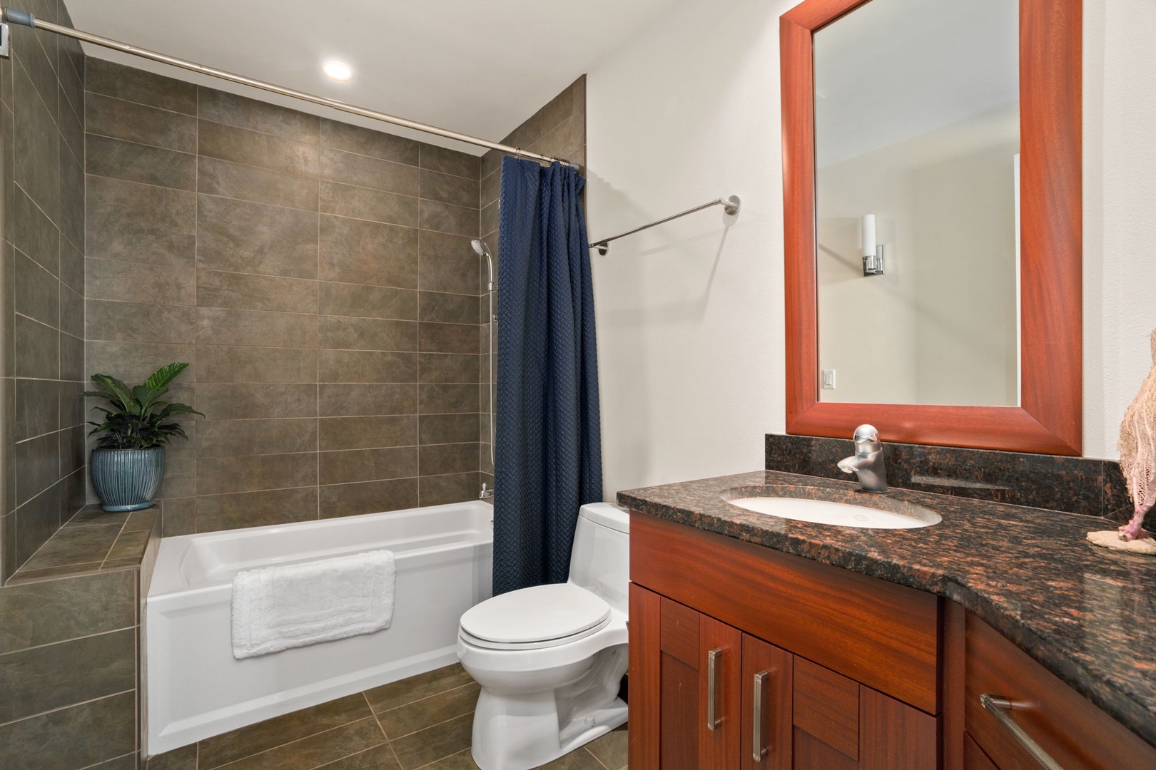 Princeville Vacation Rentals, Kaiulani #8 - Get ready fast at the granite vanity, with the tub and shower right beside it.