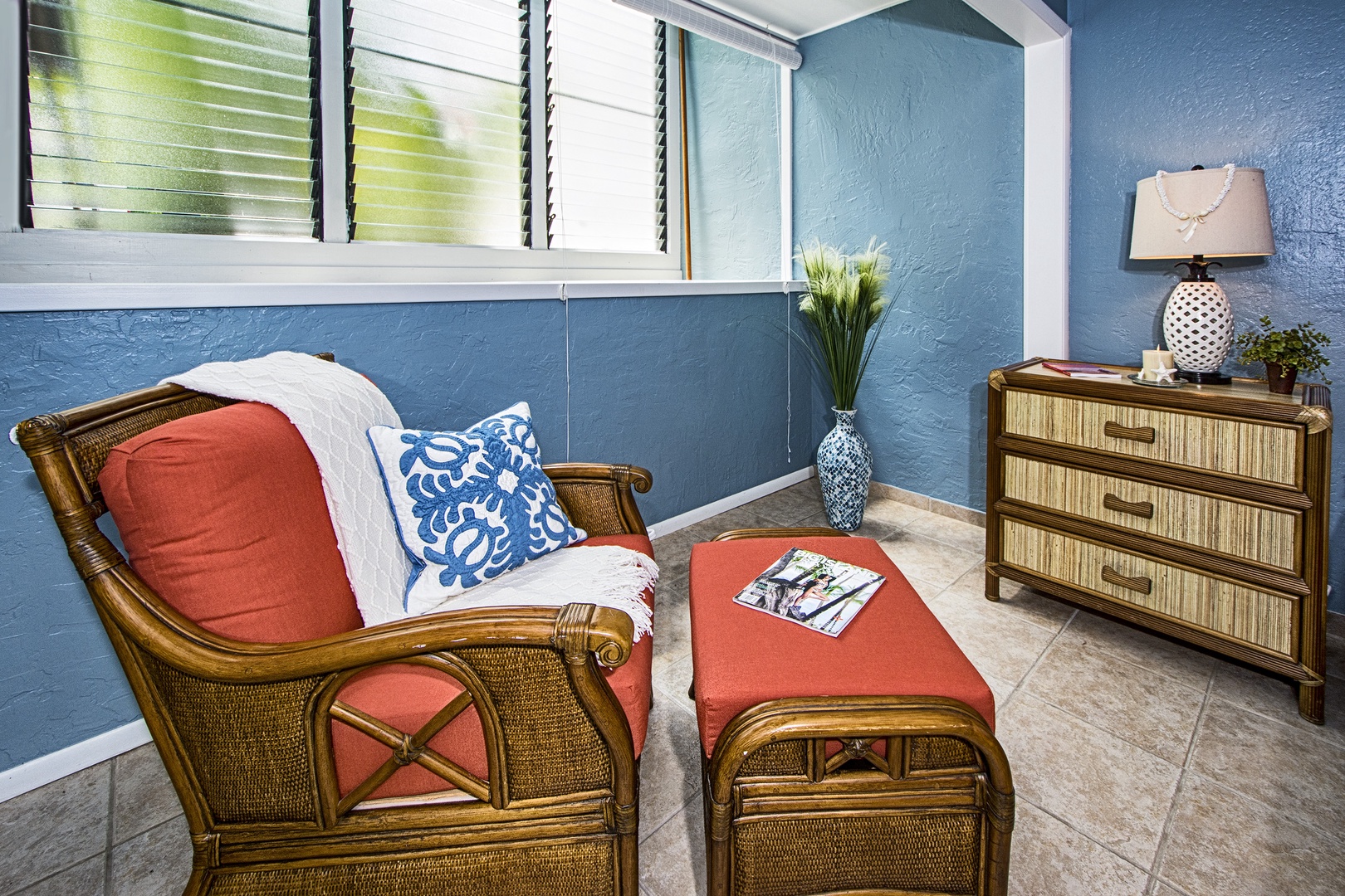 Kailua Kona Vacation Rentals, Keauhou Resort 104 - Seating area in the bedroom