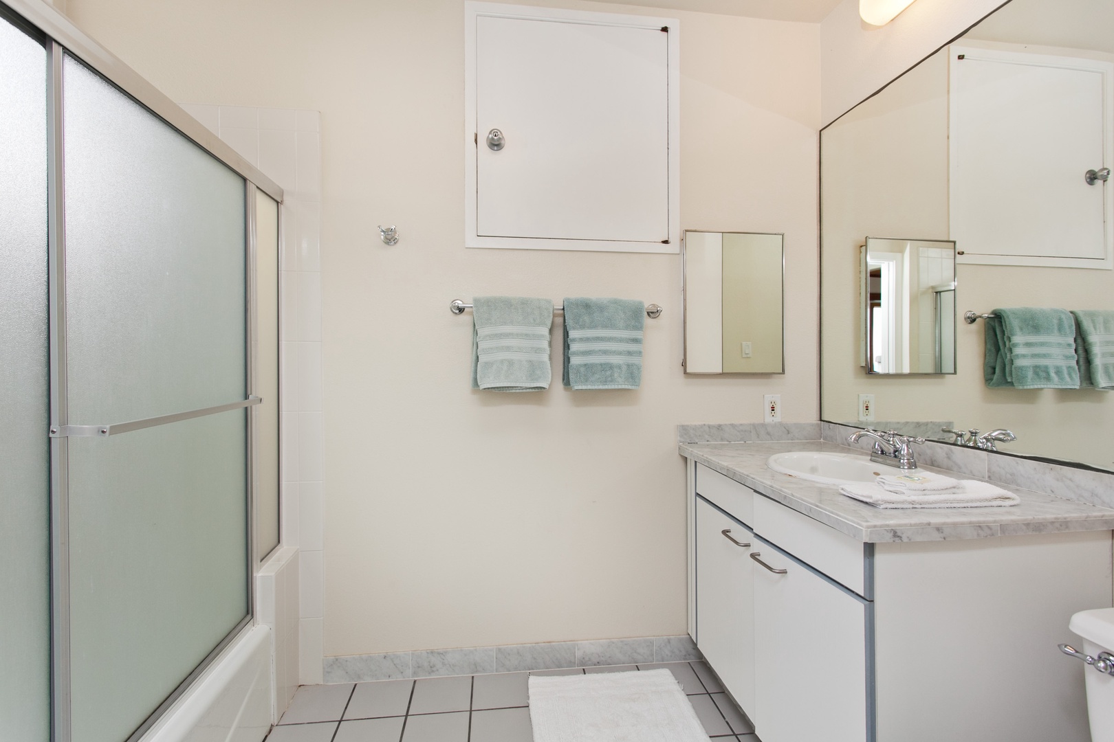 Kailua Vacation Rentals, Hale Kolea* - The shared guest bathroom has a walk-in shower/tub combination.
