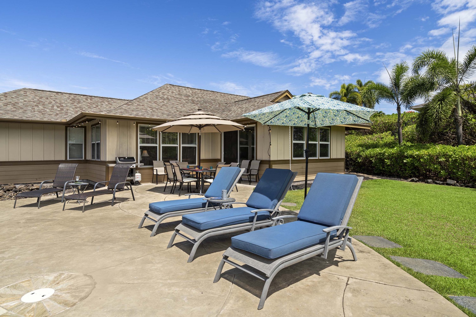 Kailua Kona Vacation Rentals, Kahakai Estates Hale - Chaise lounges poolside