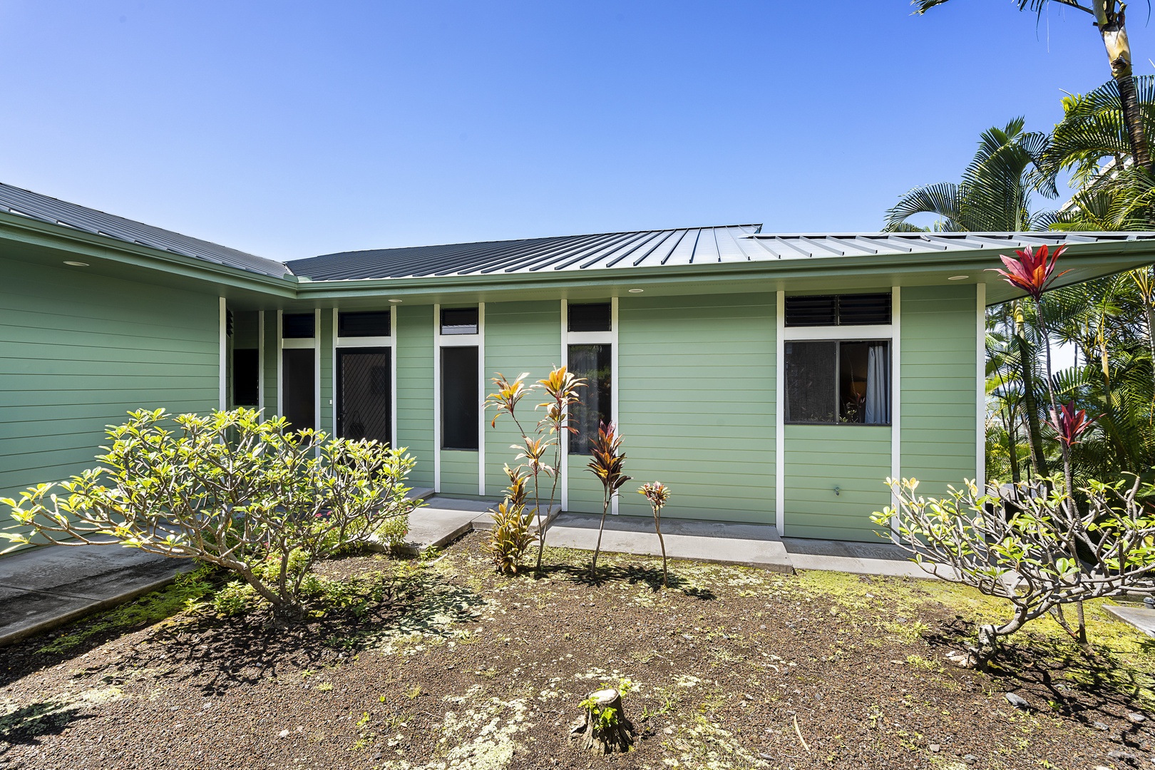 Kailua Kona Vacation Rentals, Ho'o Maluhia - Front private courtyard