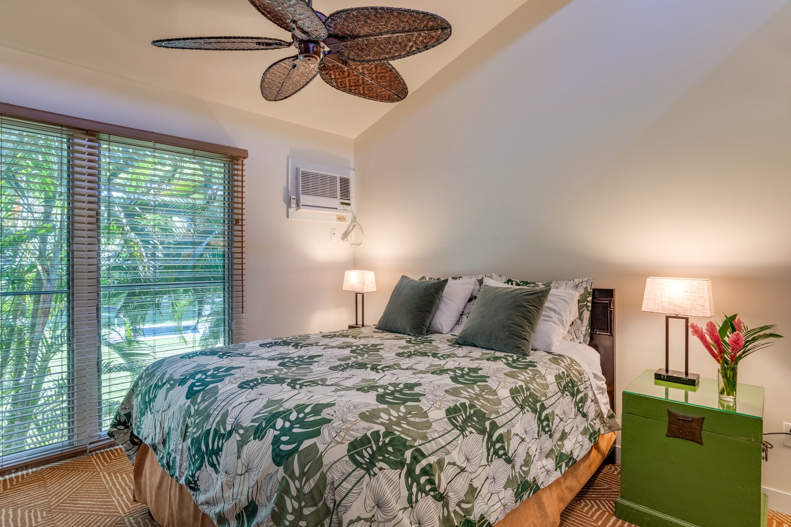 Lahaina Vacation Rentals, Aina Nalu D-207: Affordable luxury at it's best! - Guest Bedroom with Queen