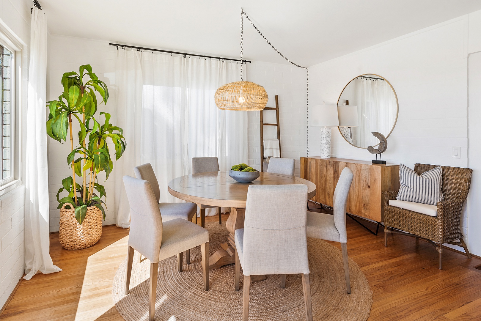 La Jolla Vacation Rentals, Hemingway's Beach House - Dining table seats up to 6 guests