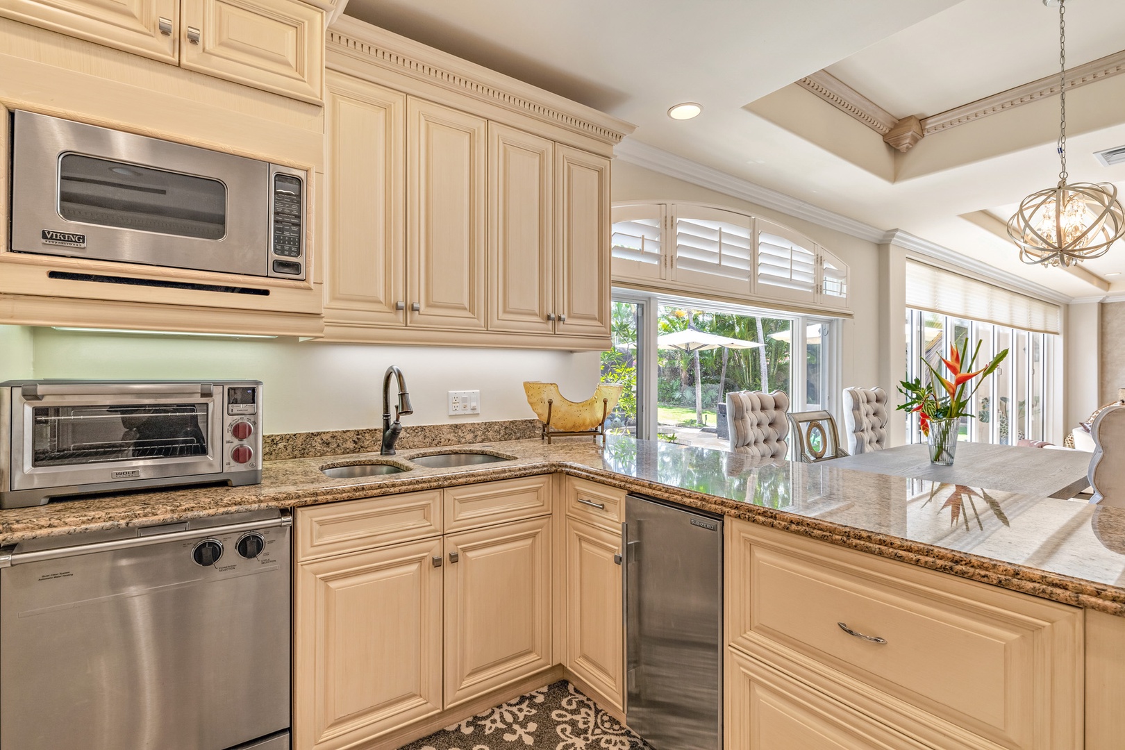 Honolulu Vacation Rentals, La Villa Kahala - Kitchen is equipped with stainless steel appliances