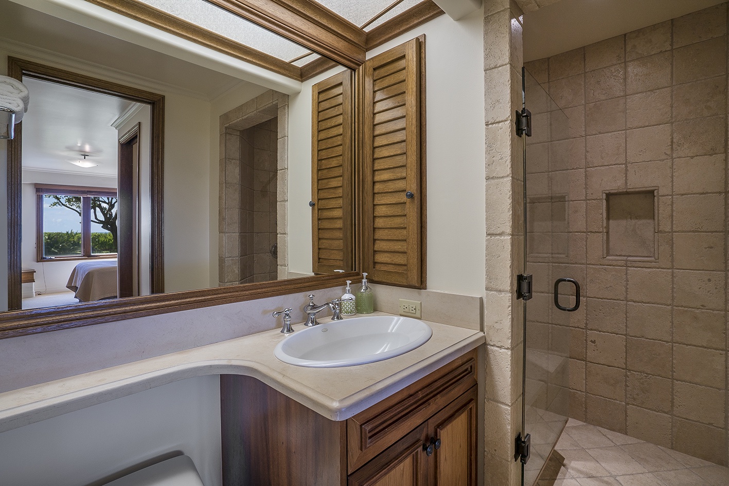Kailua Vacation Rentals, Kailua's Kai Moena Estate - Main house: Guest Bedroom 1 ensuite bathroom with walk in shower.