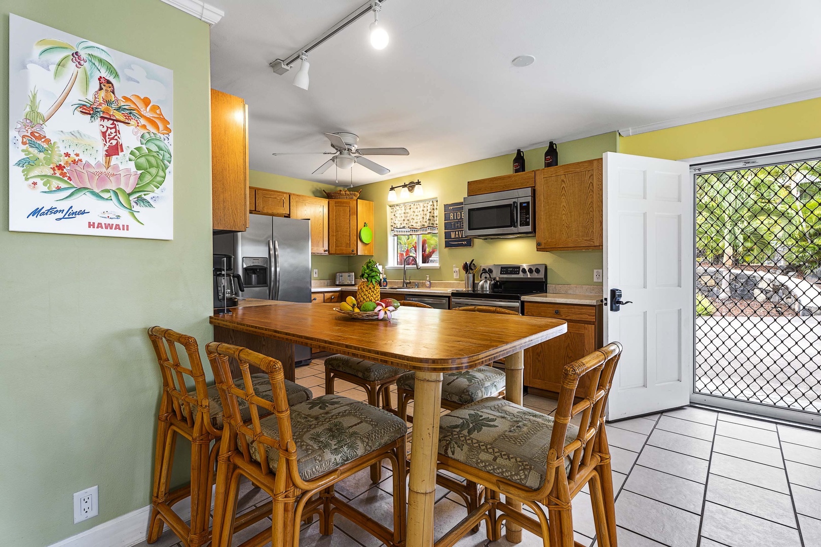 Kailua Kona Vacation Rentals, Hale A Kai - Kitchen offers seating for 5!