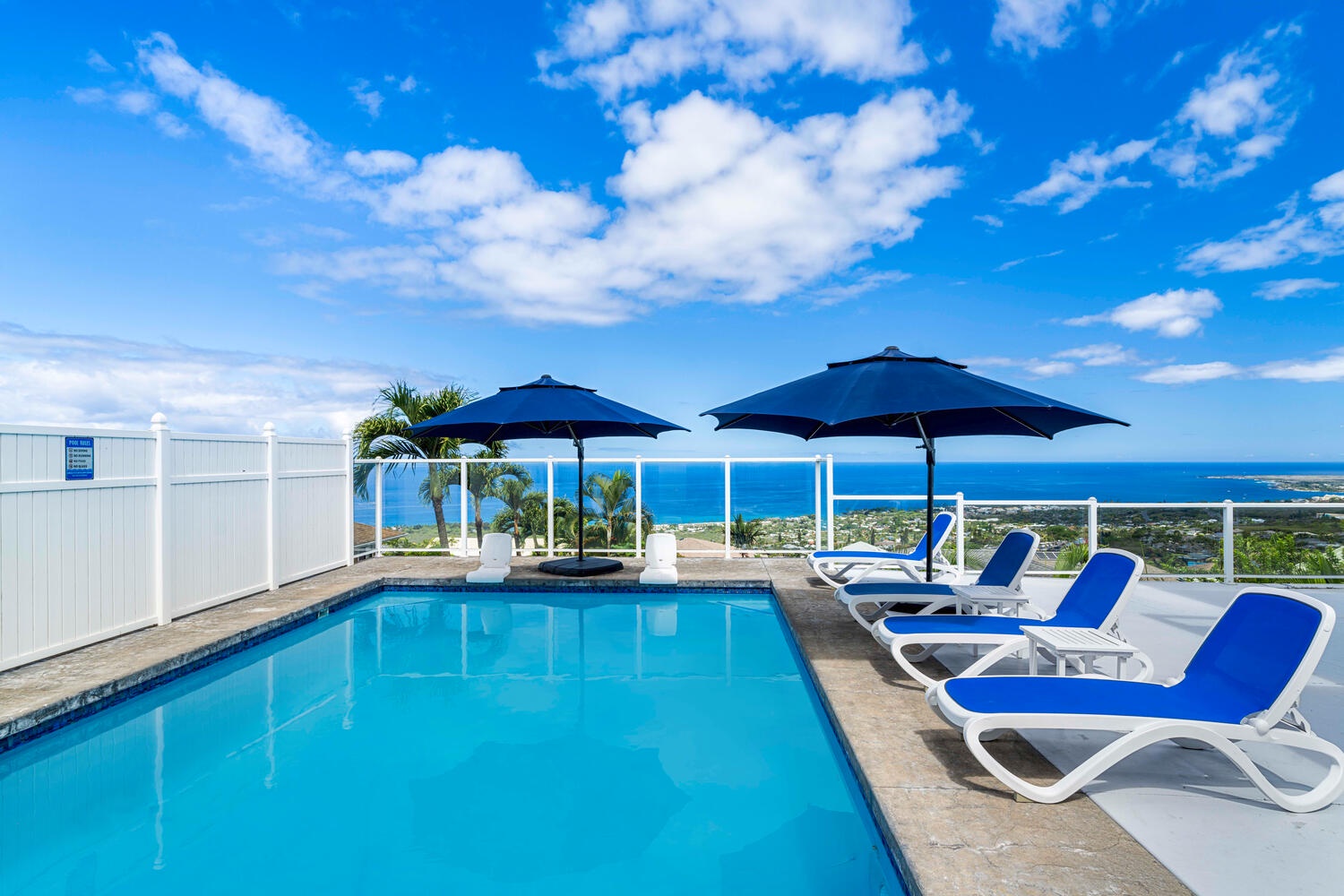 Kailua Kona Vacation Rentals, Honu O Kai (Turtle of the Sea) - Enjoy a col drink by the pool!