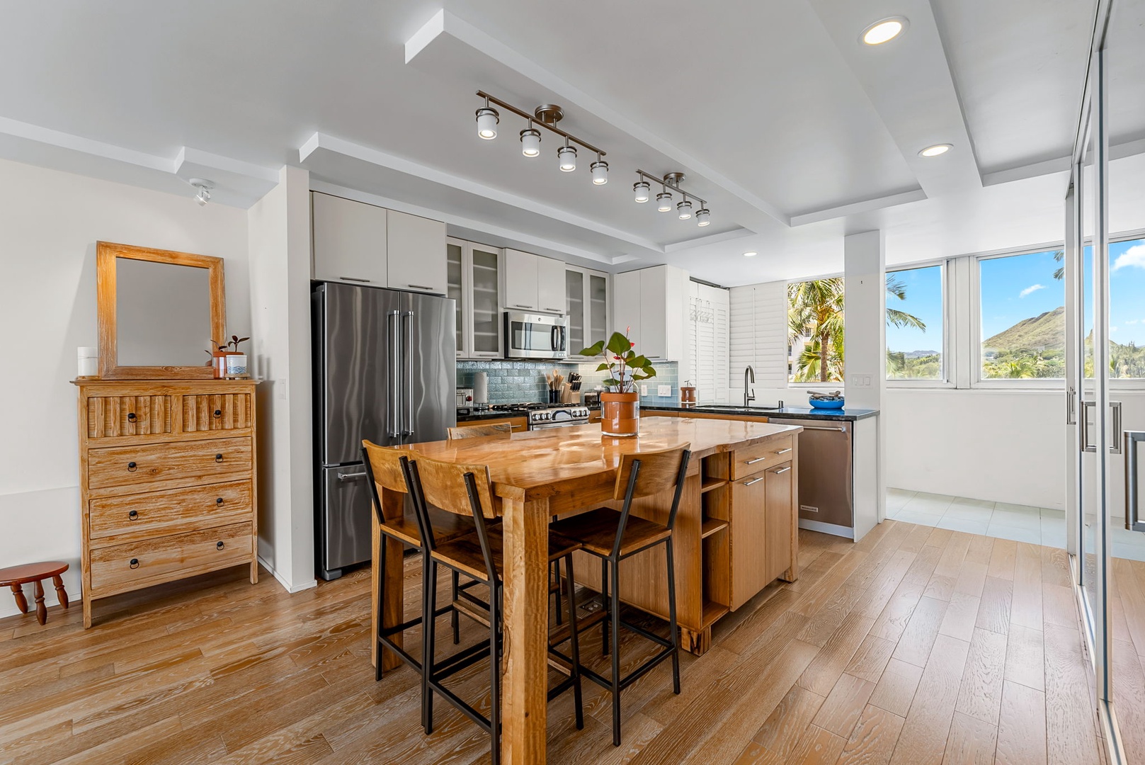 Honolulu Vacation Rentals, Colony Surf Luxe - Fully equipped kitchenette with oceanview breakfast bar, ideal for morning coffee or light meals.